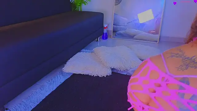 Snapshot of Isa__Blanc chatting on 02-12-26, 02:44 Isa Blanc online show from 02-12-26, 02:44