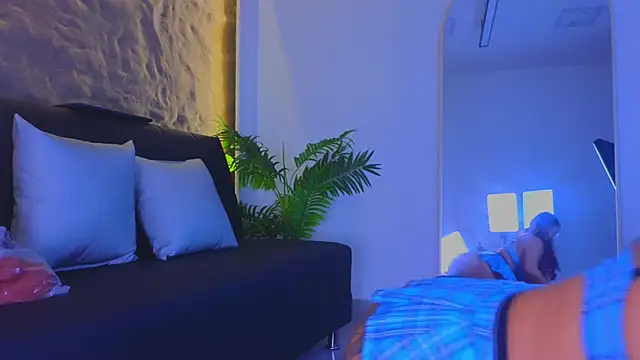 Snapshot of Isa__Blanc chatting on 02-13-26, 02:44 Isa Blanc online show from 02-13-26, 02:44