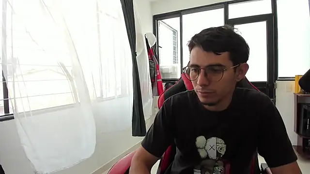 Snapshot of MauroD17 chatting on 04-14-26, 03:28 MauroD17 online show from 04-14-26, 03:28