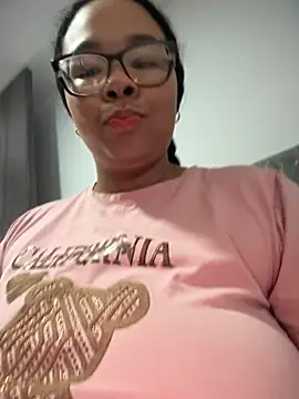 Snapshot of XMara chatting on 09-18-25, 04:43 XMara online show from 09-18-25, 04:43