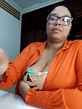 Snapshot of XMara chatting on 02-17-25, 10:49 XMara online show from 02-17-25, 10:49