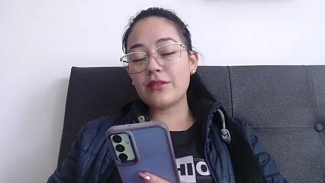 Snapshot of Alisha_99 chatting on 10-22-25, 01:21 Alisha 99 online show from 10-22-25, 01:21