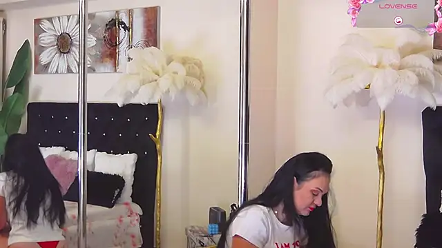 Estheraa online show from 10-25-25, 04:22