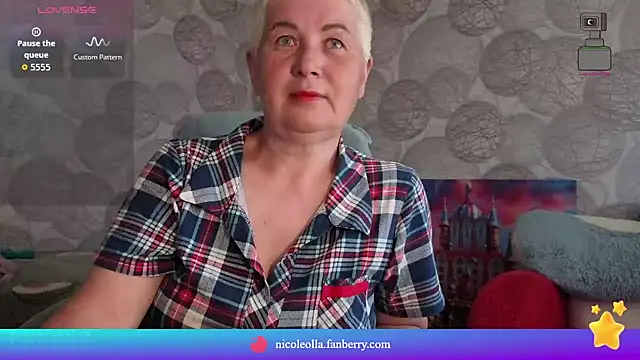 Snapshot of NicoleOlla chatting on 05-05-26, 02:03 NicoleOlla online show from 05-05-26, 02:03