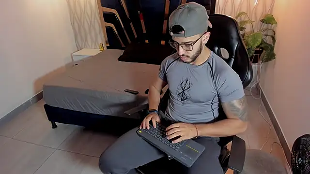 Snapshot of Liam_Kleiin chatting on 03-25-26, 11:20 Liam Kleiin online show from 03-25-26, 11:20