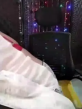 Snapshot of Hotty__Baby chatting on 01-19-25, 06:10 Hotty  Baby online show from 01-19-25, 06:10