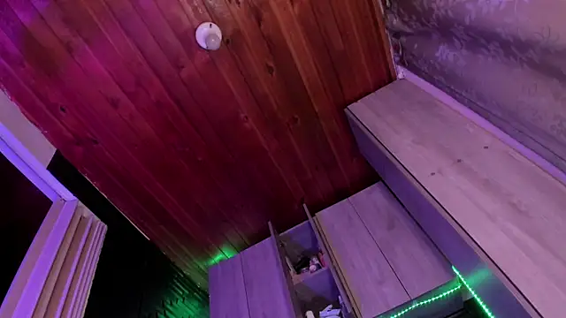 LaureenHills online show from 04-09-26, 02:13