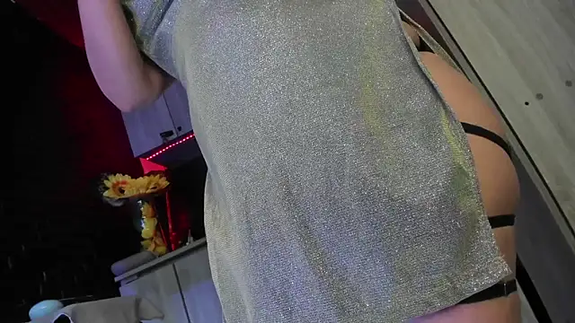 LaureenHills online show from 04-11-26, 01:57