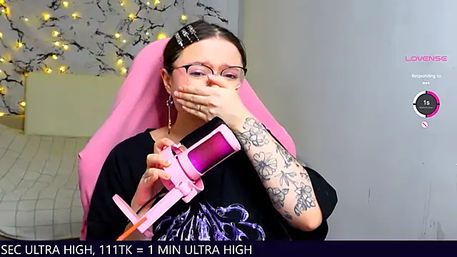 Snapshot of me__hanna chatting on 03-04-25, 11:32 me hanna online show from 03-04-25, 11:32