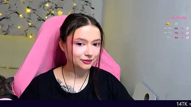 Snapshot of me__hanna chatting on 03-08-25, 12:00 me hanna online show from 03-08-25, 12:00