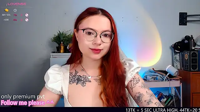 Snapshot of me__hanna chatting on 10-17-25, 10:11 me hanna online show from 10-17-25, 10:11