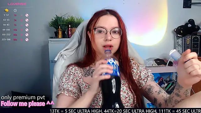 Snapshot of me__hanna chatting on 10-22-25, 01:05 me hanna online show from 10-22-25, 01:05