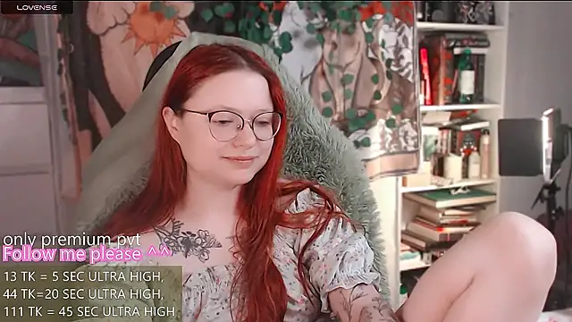 Snapshot of me__hanna chatting on 05-21-26, 02:42 me hanna online show from 05-21-26, 02:42