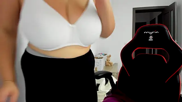 amiraisa11 online show from 10-17-25, 05:22