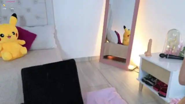 little kawaiigirl  online show from 01-12-26, 01:45