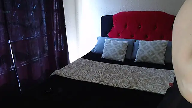 Crystal milkmature online show from 12-16-25, 04:11