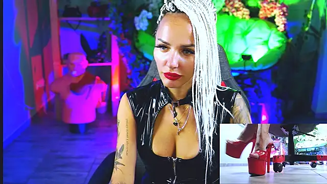 Snapshot of MonicaMaxwel chatting on 09-11-25, 11:10 MonicaMaxwel online show from 09-11-25, 11:10