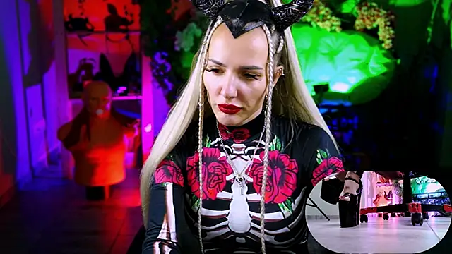 MonicaMaxwel online show from 10-31-25, 11:51