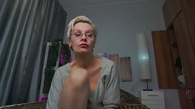 Snapshot of HelgaHimmell chatting on 02-27-25, 02:25 HelgaHimmell online show from 02-27-25, 02:25