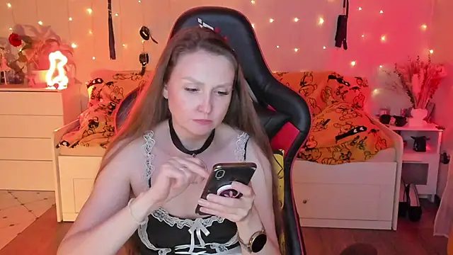 Snapshot of desperatehousewife__ chatting on 09-14-25, 02:12 desperatehousewife   online show from 09-14-25, 02:12