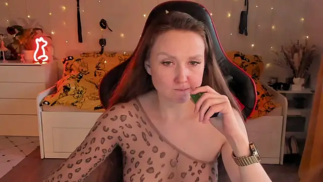 Snapshot of desperatehousewife__ chatting on 09-14-25, 02:39 desperatehousewife   online show from 09-14-25, 02:39