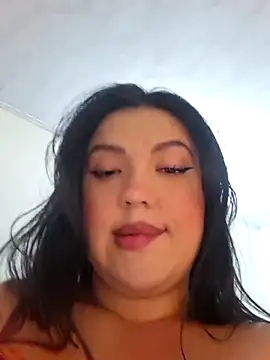 Snapshot of Sophie-hatter chatting on 05-18-26, 05:29 Sophie-hatter online show from 05-18-26, 05:29