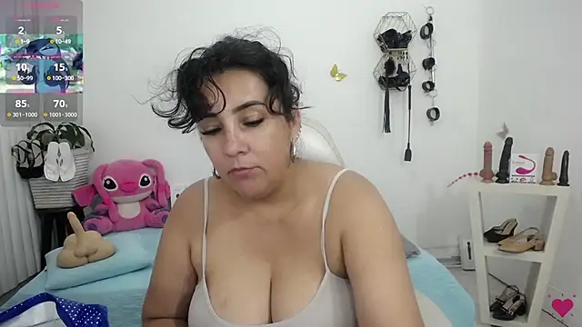 Snapshot of mom_hot__ chatting on 06-14-26, 04:41 mom hot online show from 06-14-26, 04:41
