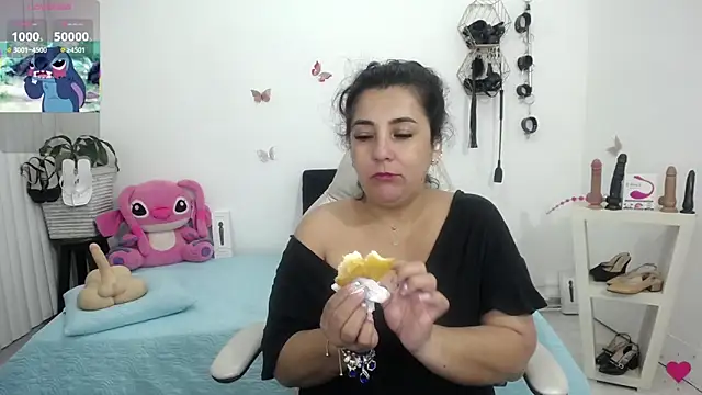 Snapshot of mom_hot__ chatting on 06-18-26, 01:05 mom hot online show from 06-18-26, 01:05