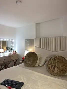  laura 02 online show from 10-26-25, 04:51