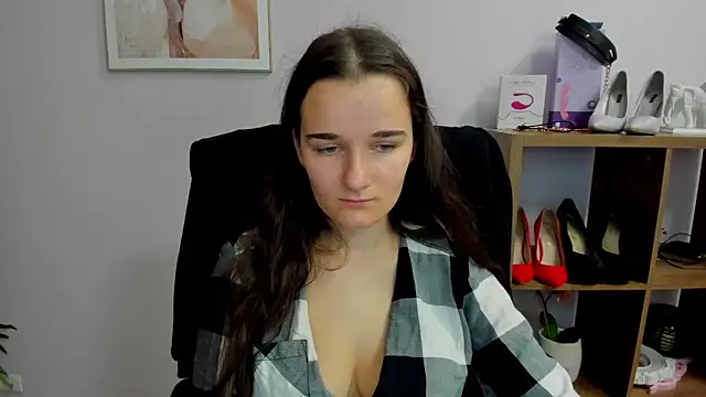 Snapshot of KateDelight chatting on 10-11-25, 06:36 KateDelight online show from 10-11-25, 06:36