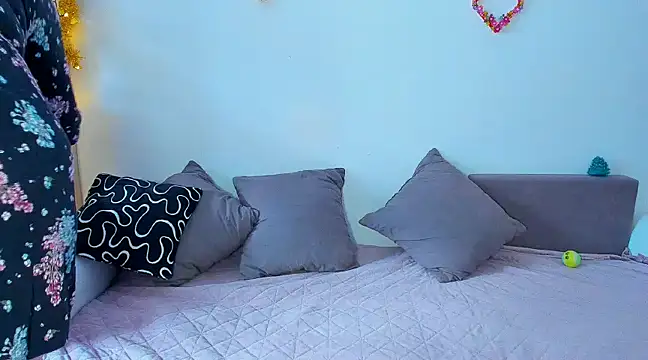 Snapshot of SoftlyShine chatting on 03-04-25, 03:15 SoftlyShine online show from 03-04-25, 03:15