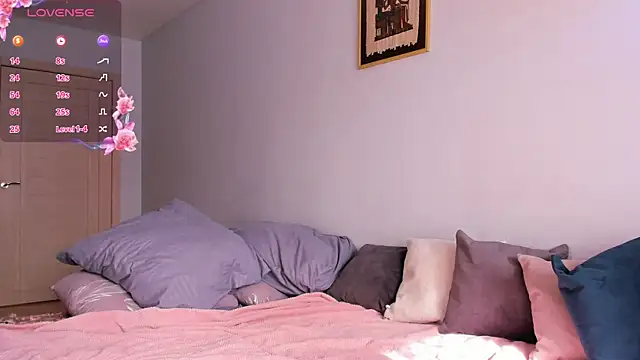 Snapshot of CrystalRey chatting on 09-14-25, 05:30 CrystalRey online show from 09-14-25, 05:30