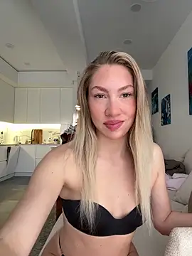 Snapshot of LuisaBecker chatting on 03-06-26, 12:55 LuisaBecker online show from 03-06-26, 12:55