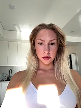 LuisaBecker online show from 12-14-25, 09:48