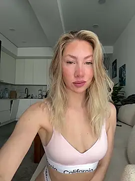 Snapshot of LuisaBecker chatting on 03-22-26, 09:44 LuisaBecker online show from 03-22-26, 09:44