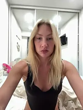 Snapshot of LuisaBecker chatting on 07-11-26, 05:57 LuisaBecker online show from 07-11-26, 05:57