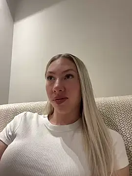 LuisaBecker online show from 02-26-25, 06:37