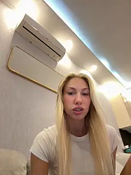 LuisaBecker online show from 10-02-25, 03:48