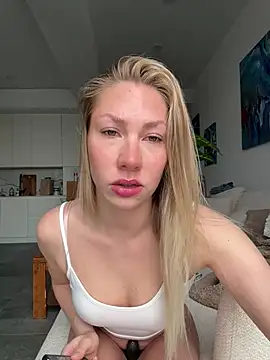 Snapshot of LuisaBecker chatting on 02-13-26, 09:31 LuisaBecker online show from 02-13-26, 09:31