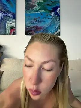 Snapshot of LuisaBecker chatting on 05-13-26, 03:19 LuisaBecker online show from 05-13-26, 03:19