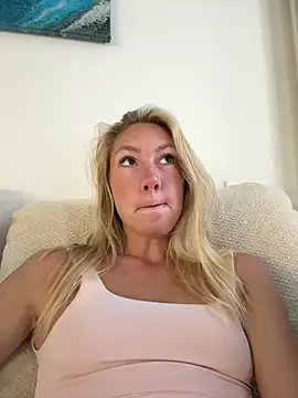 Snapshot of LuisaBecker chatting on 05-23-26, 12:37 LuisaBecker online show from 05-23-26, 12:37