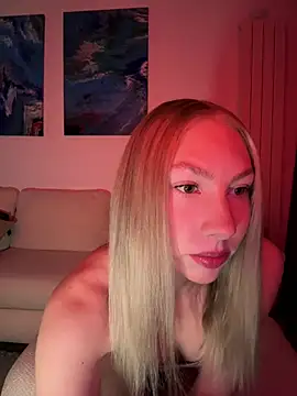 Snapshot of LuisaBecker chatting on 04-13-26, 12:58 LuisaBecker online show from 04-13-26, 12:58