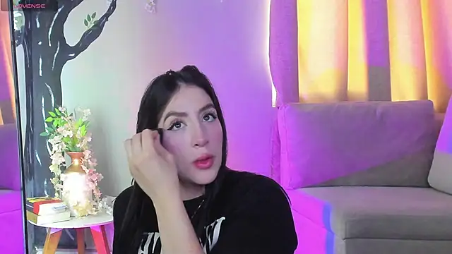  AlejaCruz  online show from 11-18-25, 05:49