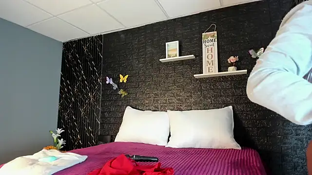 Snapshot of Charlotte__Brown_ chatting on 02-25-25, 01:32 Charlotte Brown online show from 02-25-25, 01:32
