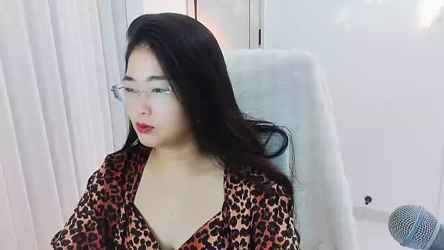 Snapshot of Floor_oo chatting on 09-18-25, 02:53 Floor oo online show from 09-18-25, 02:53