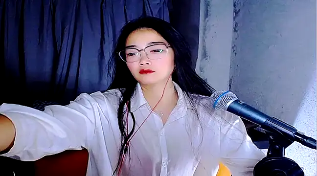 Snapshot of Floor_oo chatting on 02-06-25, 10:32 Floor oo online show from 02-06-25, 10:32