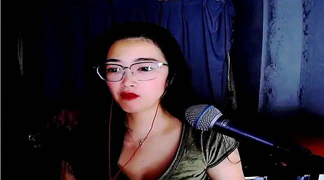 Snapshot of Floor_oo chatting on 02-19-25, 03:05 Floor oo online show from 02-19-25, 03:05