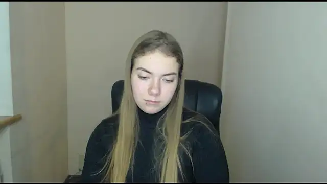 zoey deuttch online show from 12-12-24, 09:08