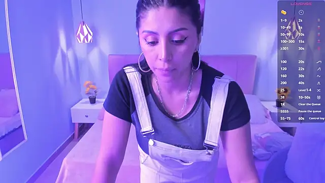 tiffani  love online show from 03-12-25, 12:26