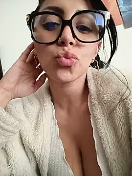Snapshot of tiffani__love chatting on 06-27-26, 06:58 tiffani love online show from 06-27-26, 06:58